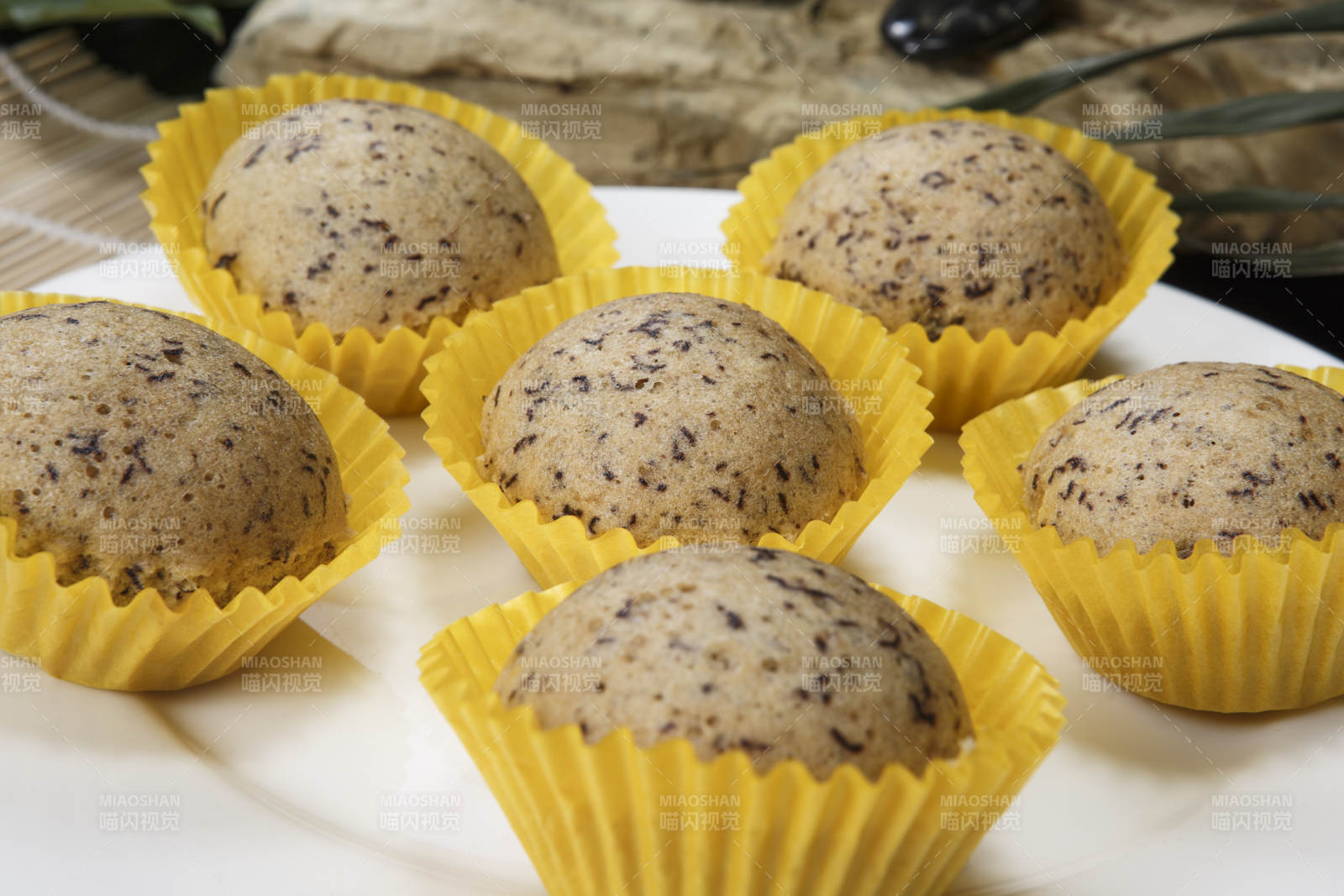 白色瓷盘装的杂粮小蛋糕图片