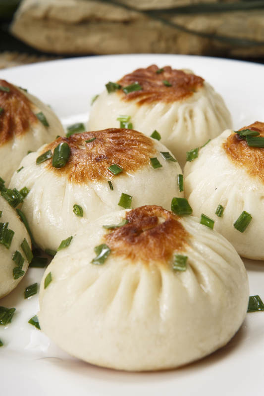 圆瓷盘装的的海派生煎包图片