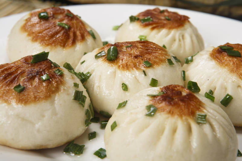 圆瓷盘装的的海派生煎包图片