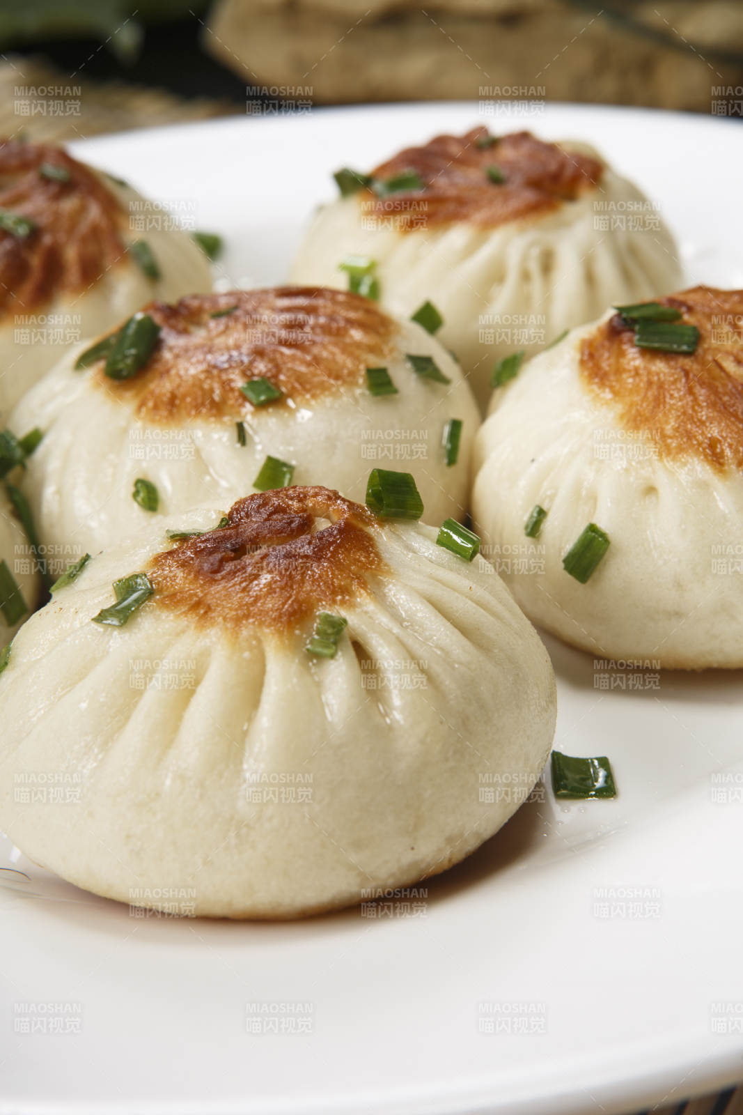圆瓷盘装的的海派生煎包图片