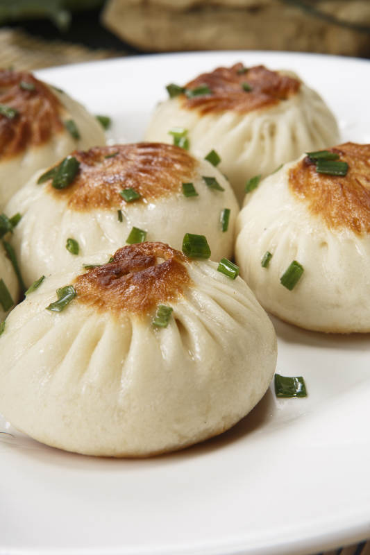 圆瓷盘装的的海派生煎包图片