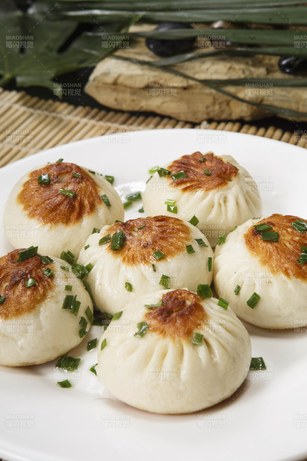 圆瓷盘装的的海派生煎包图片