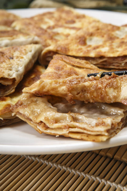 圆瓷盘装的家常肉饼图片