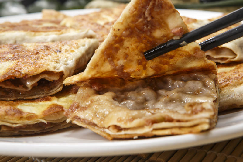 圆瓷盘装的家常肉饼图片