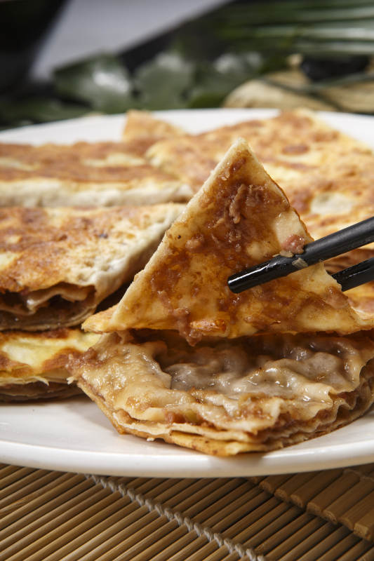 圆瓷盘装的家常肉饼图片