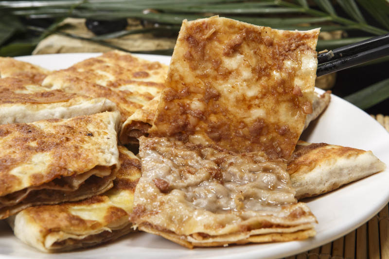 圆瓷盘装的家常肉饼图片