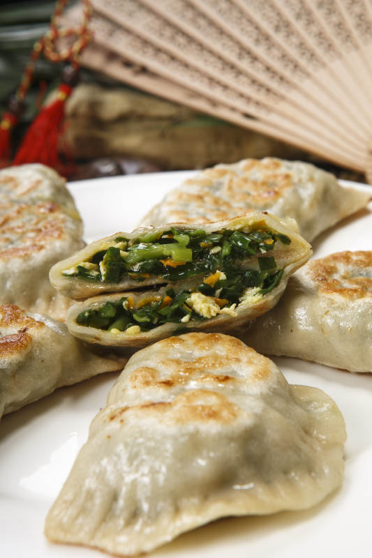 白色圆盘装的韭菜鸡蛋素盒子图片