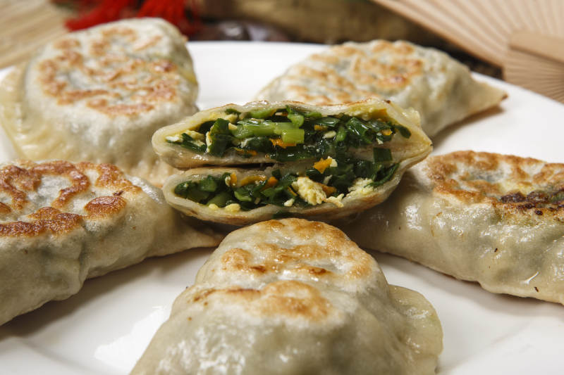 白色圆盘装的韭菜鸡蛋素盒子图片