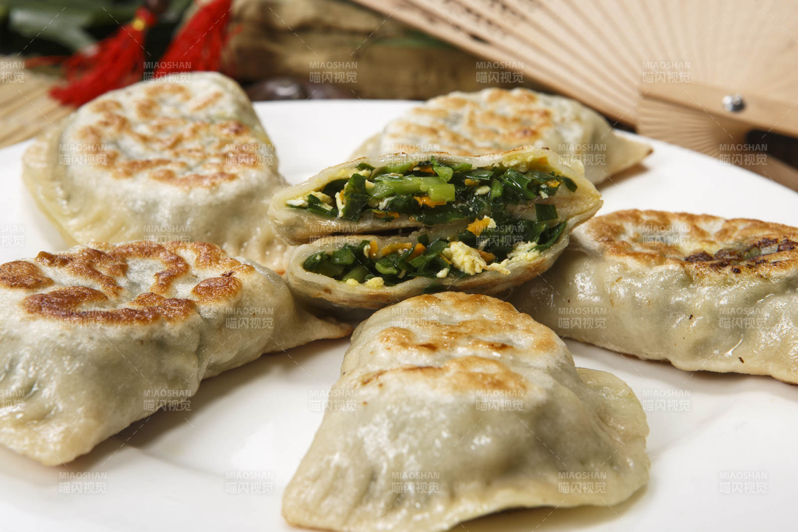 白色圆盘装的韭菜鸡蛋素盒子图片