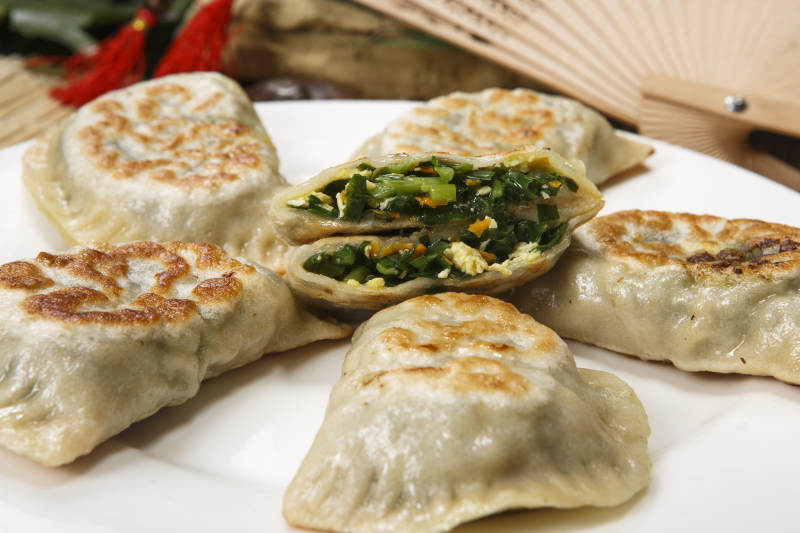 白色圆盘装的韭菜鸡蛋素盒子图片