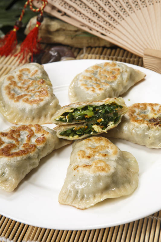 白色圆盘装的韭菜鸡蛋素盒子图片