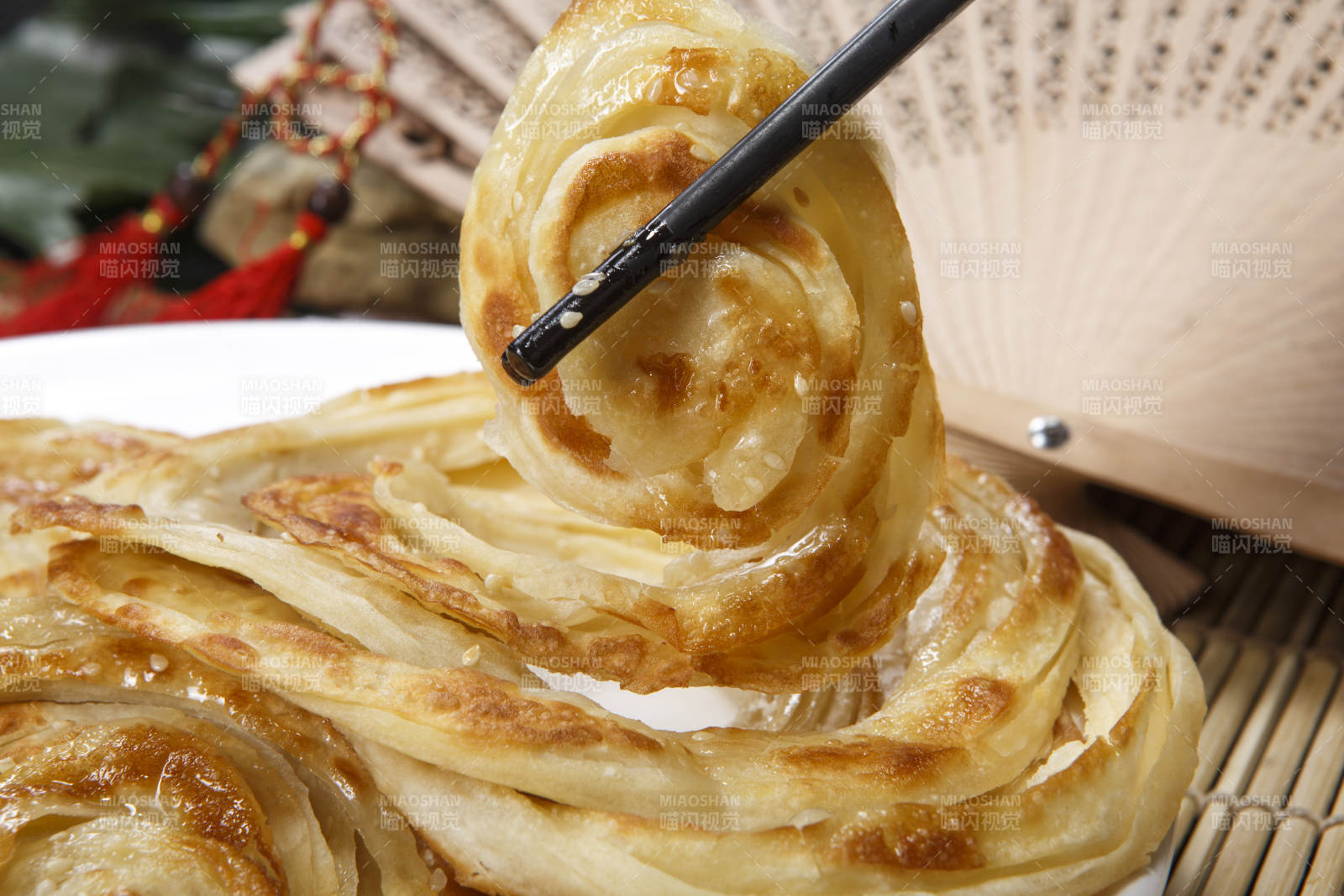 白色圆盘装的葱油饼图片