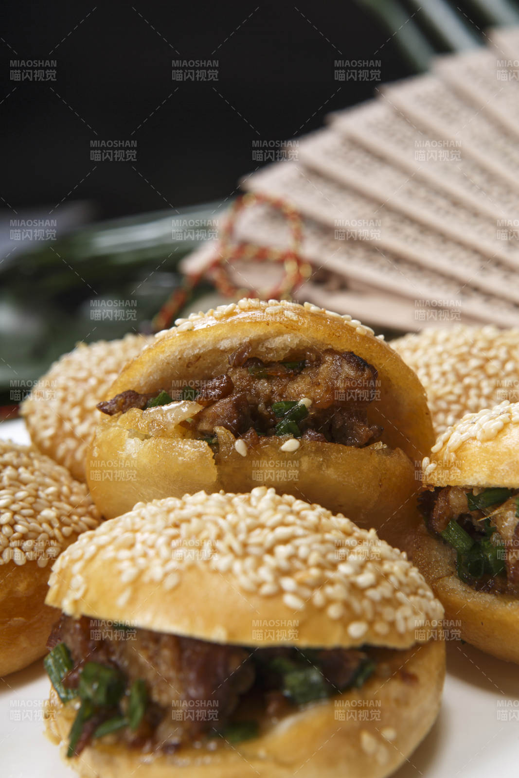 白色瓷盘装的酱肉锅盔图片