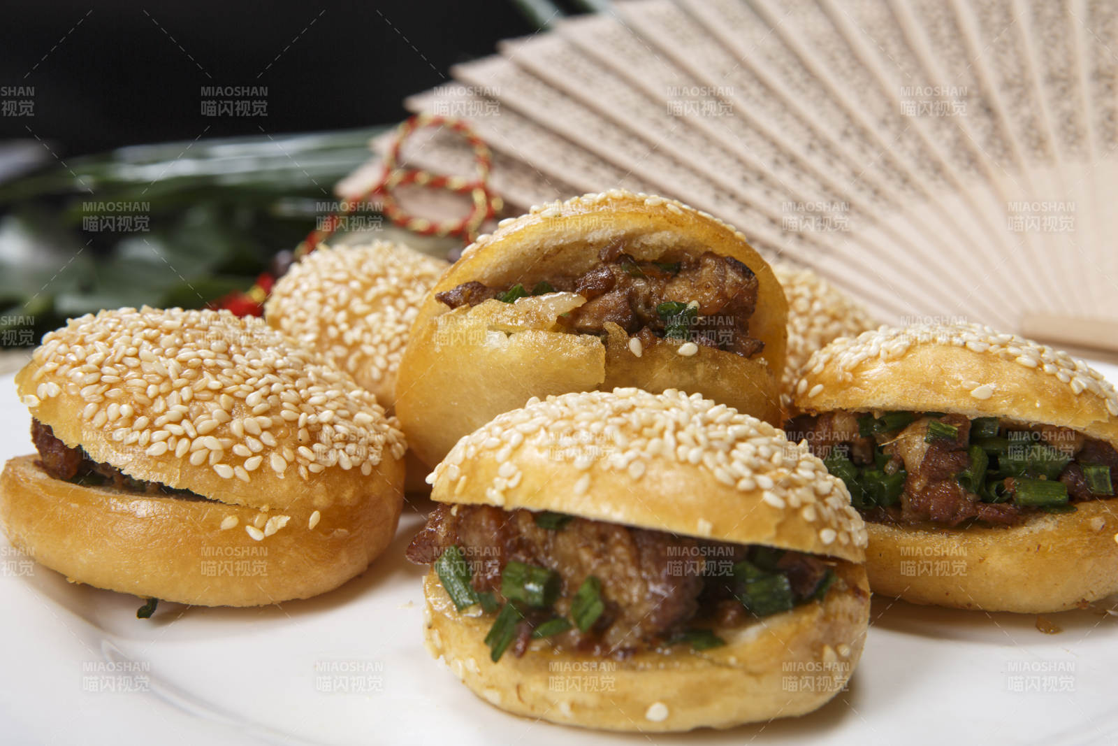 白色瓷盘装的酱肉锅盔图片