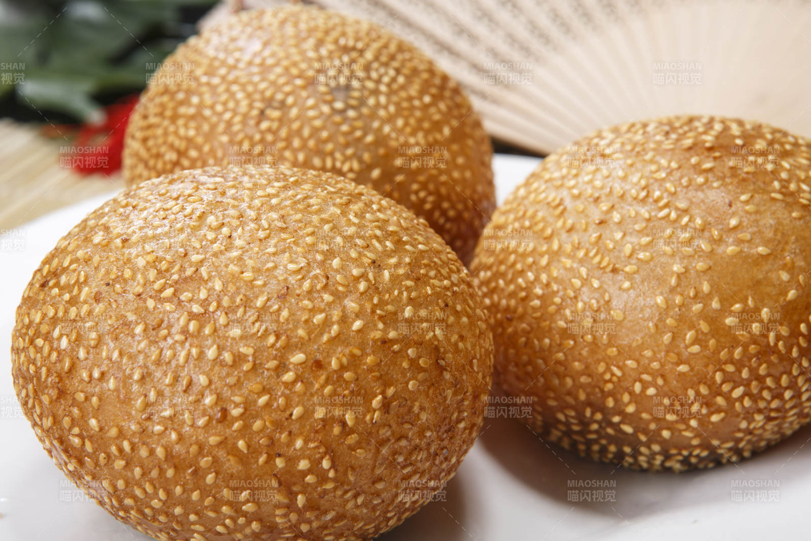 白色圆盘装的豆沙团图片