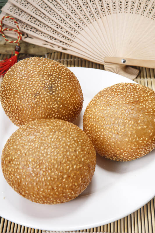 白色圆盘装的豆沙团图片