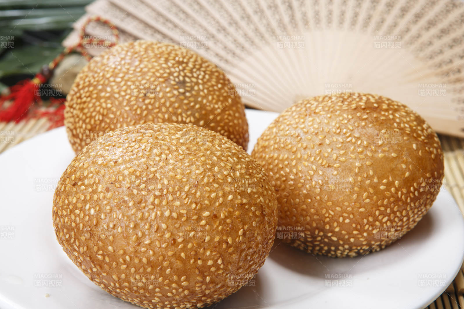 白色圆盘装的豆沙团图片