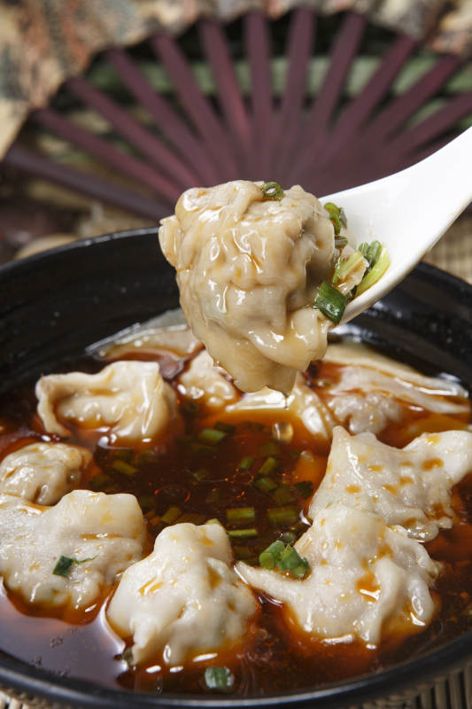 黑色瓷碗装的红油抄手馄饨图片