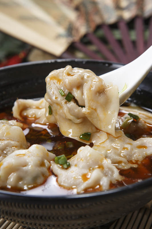 黑色瓷碗装的红油抄手馄饨图片