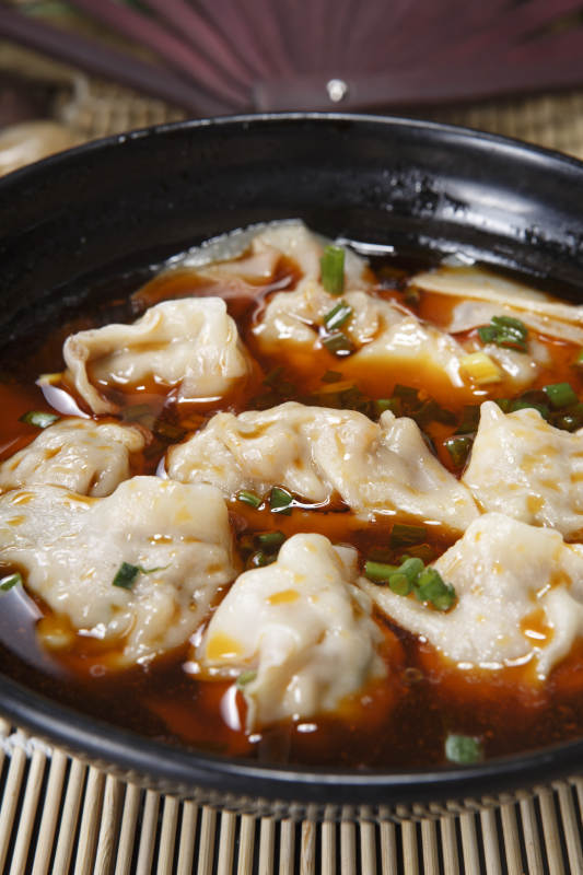 黑色瓷碗装的红油抄手馄饨图片
