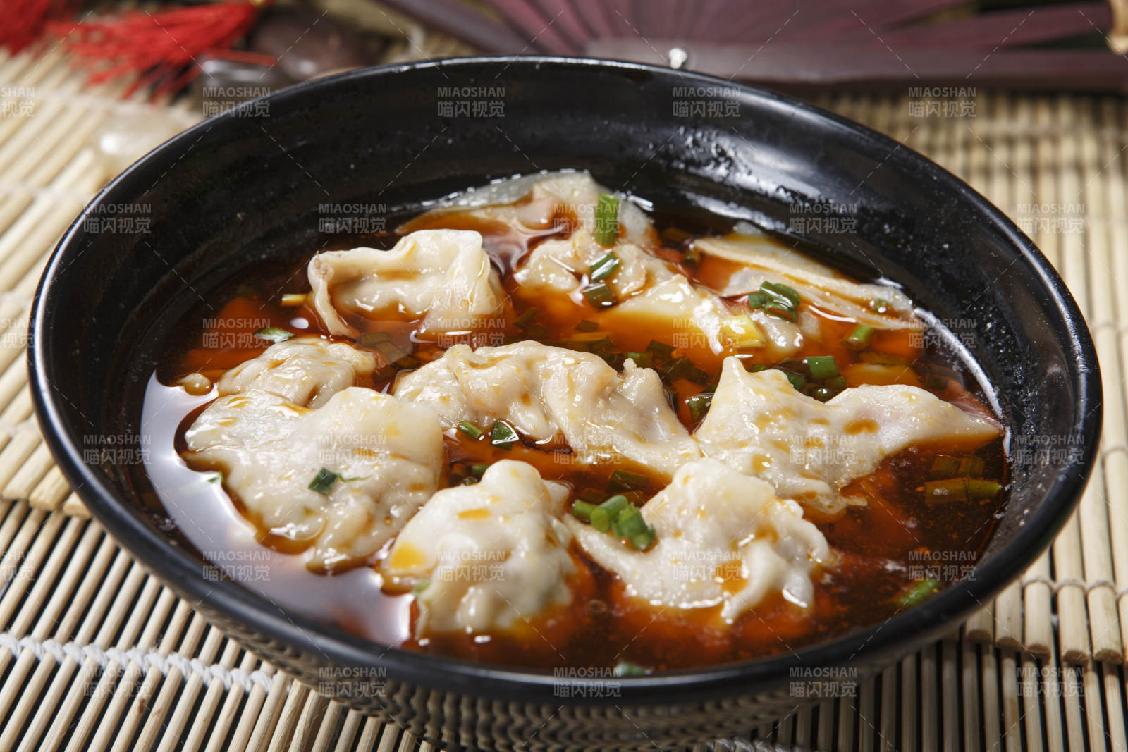 黑色瓷碗装的红油抄手馄饨图片
