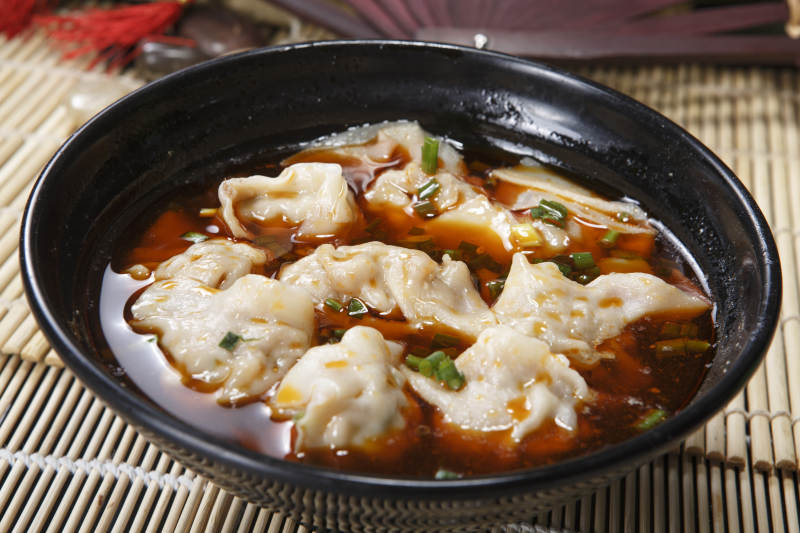 黑色瓷碗装的红油抄手馄饨图片