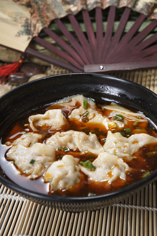 黑色瓷碗装的红油抄手馄饨图片
