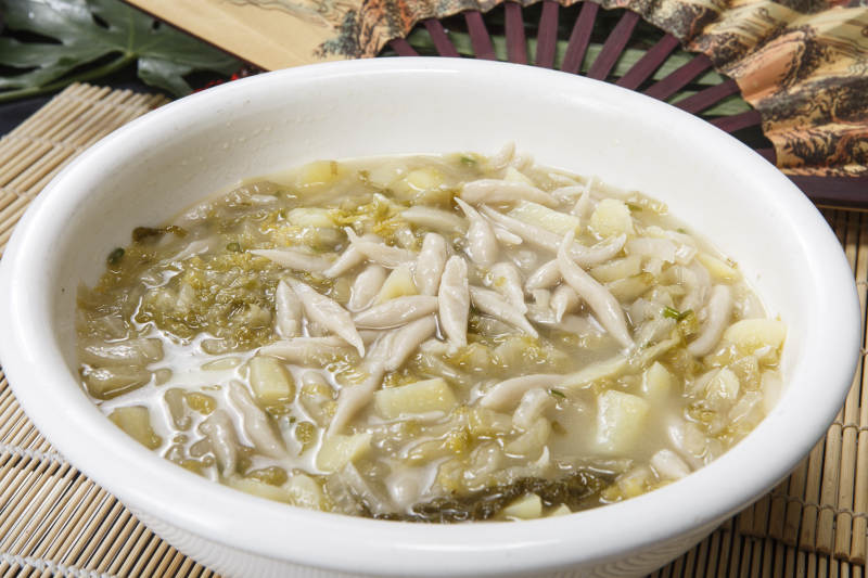 白色圆瓷盆装的酸菜土豆生下鱼图片