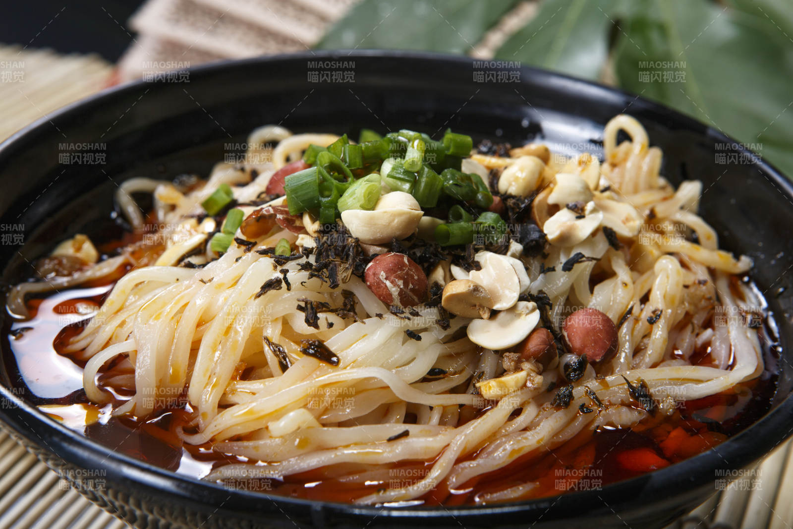 果仁红油酸辣担担面图片