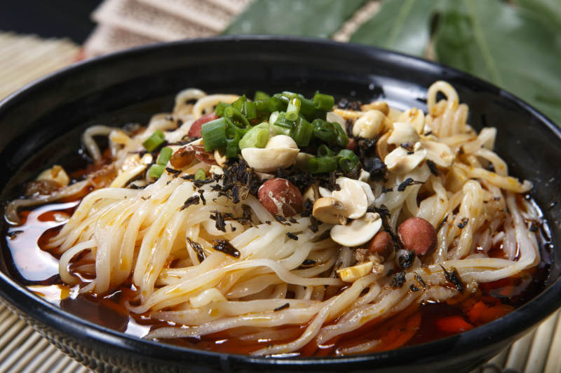 果仁红油酸辣担担面图片