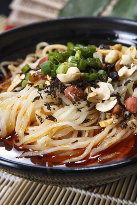 果仁红油酸辣担担面图片