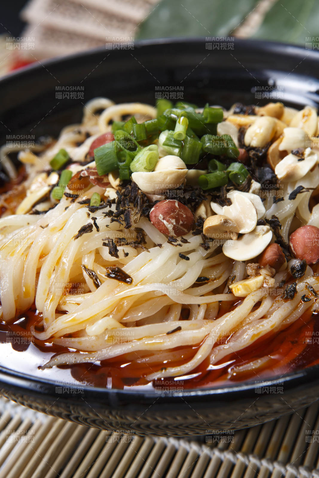 果仁红油酸辣担担面图片