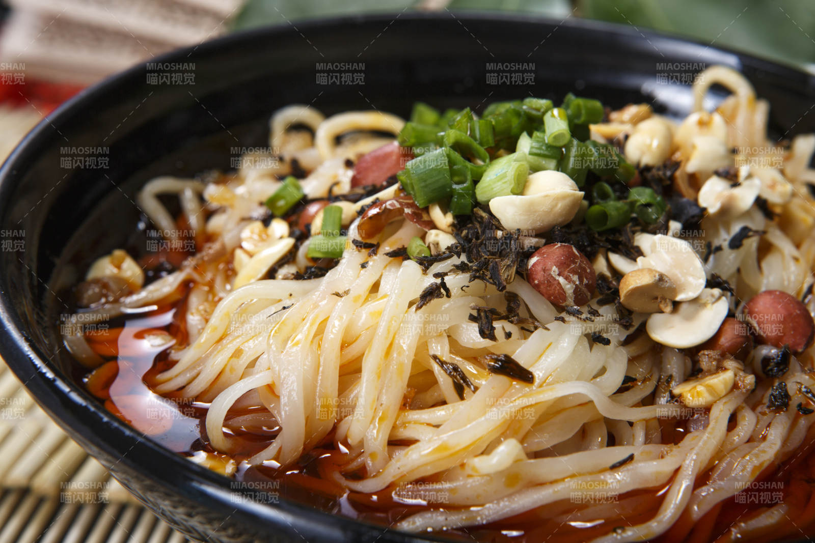 果仁红油酸辣担担面图片