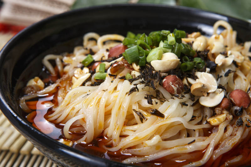 果仁红油酸辣担担面图片