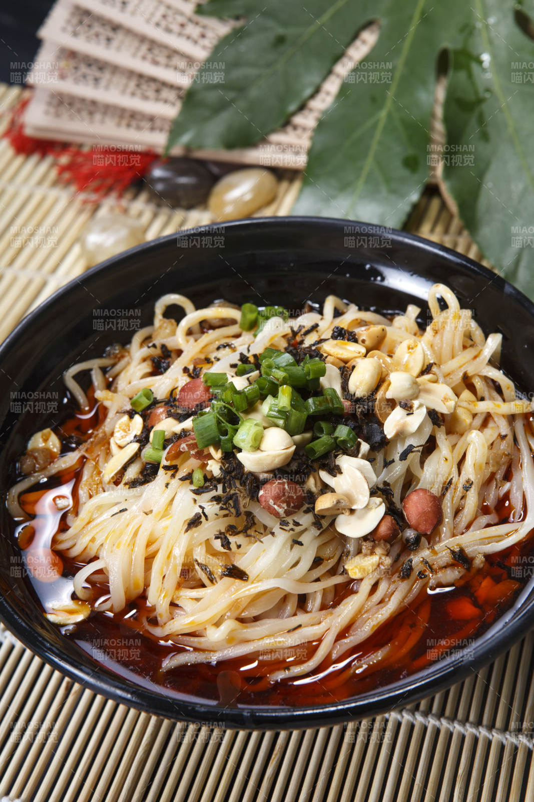 果仁红油酸辣担担面图片