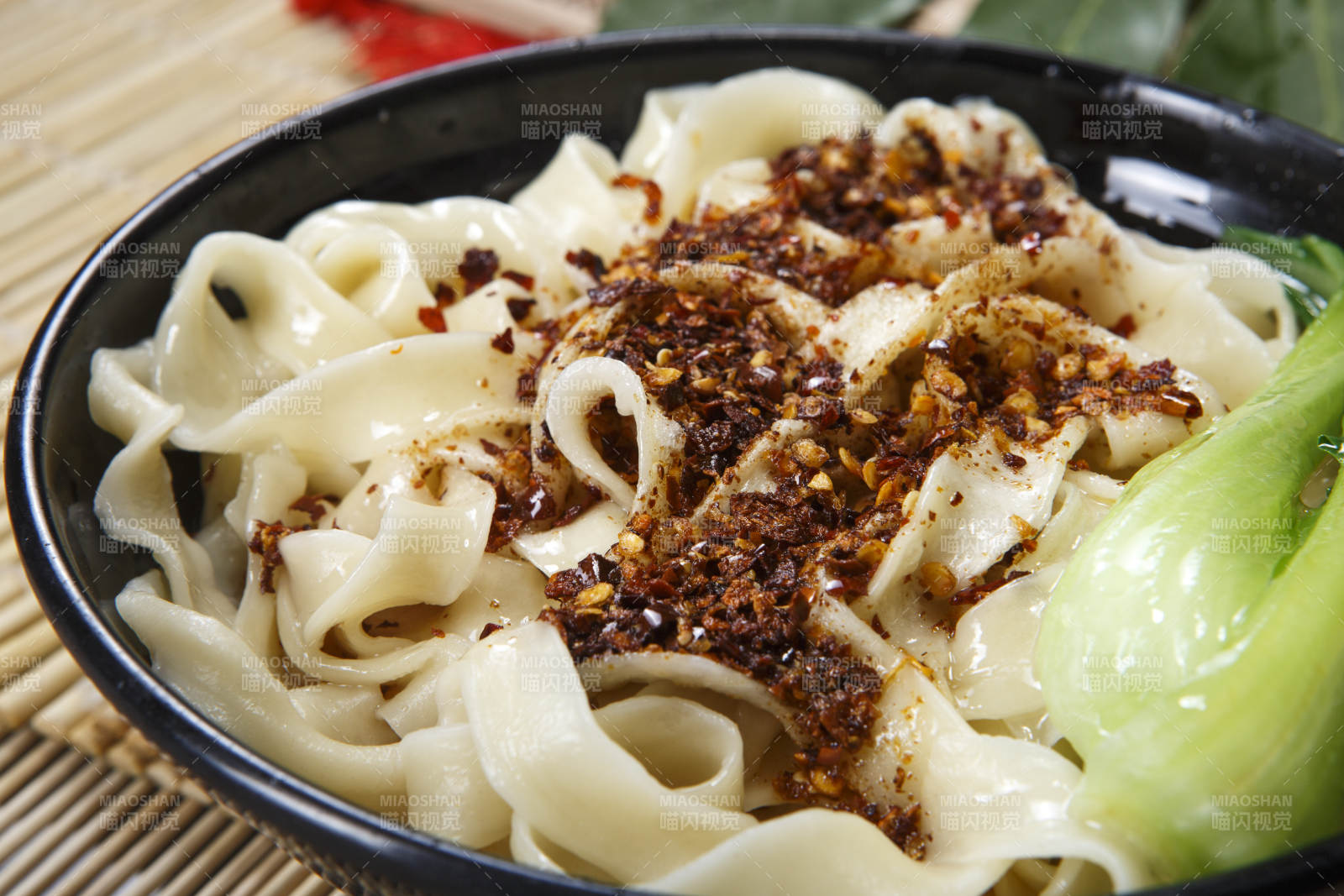 老陕西辣子油泼面图片