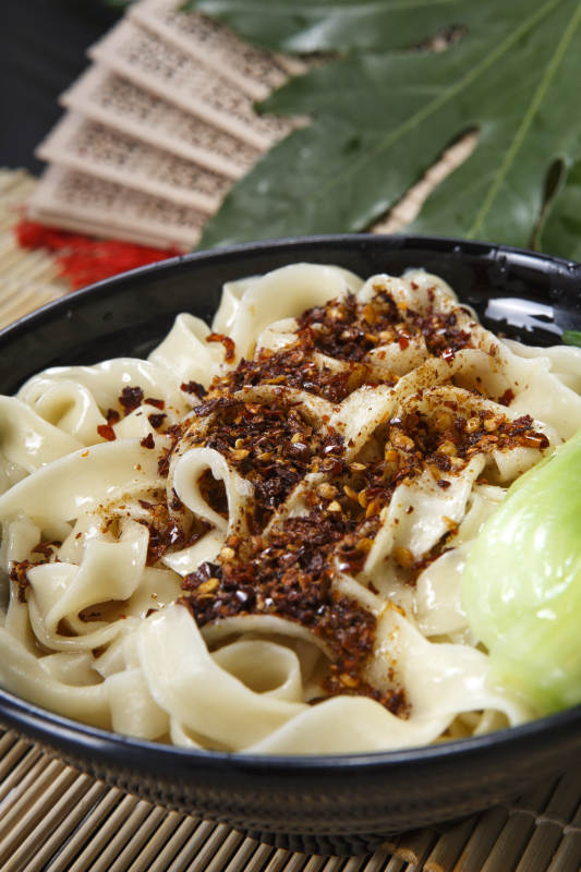 老陕西辣子油泼面图片