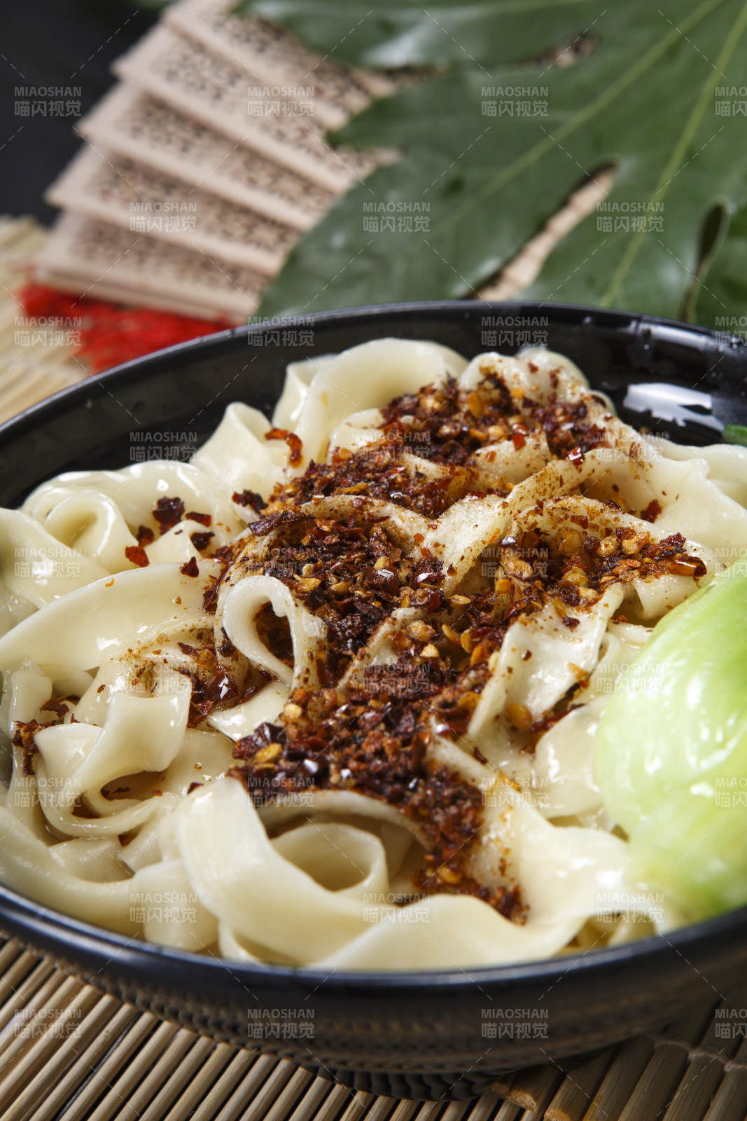 老陕西辣子油泼面图片