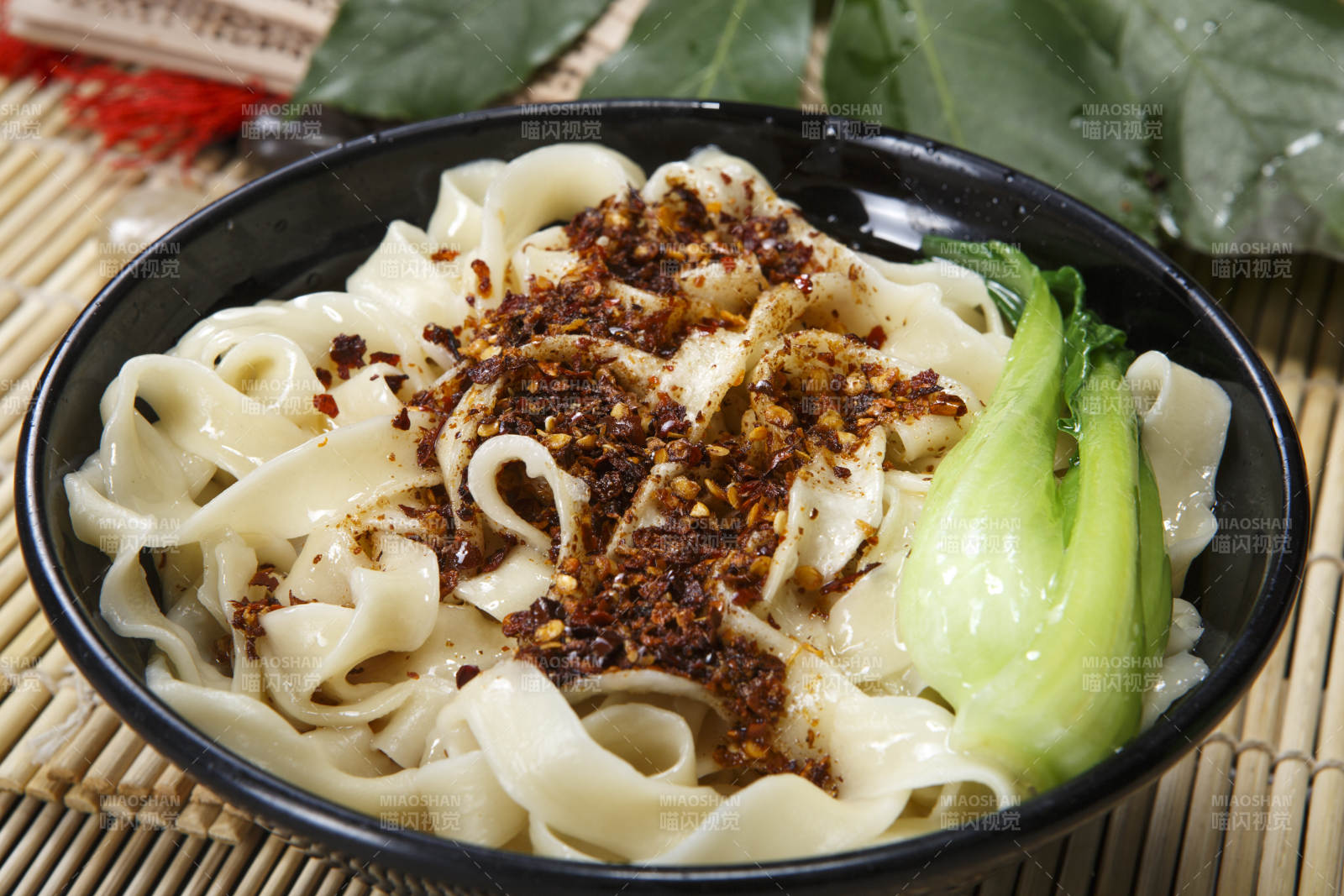 老陕西辣子油泼面图片