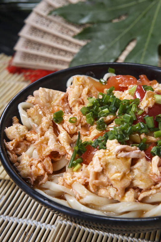 西红柿鸡蛋白面图片