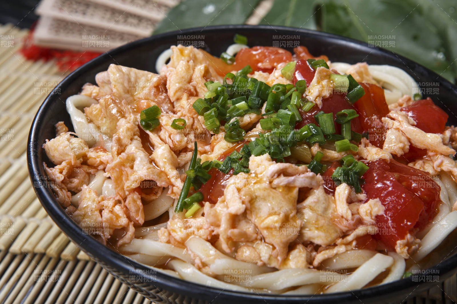 西红柿鸡蛋白面图片