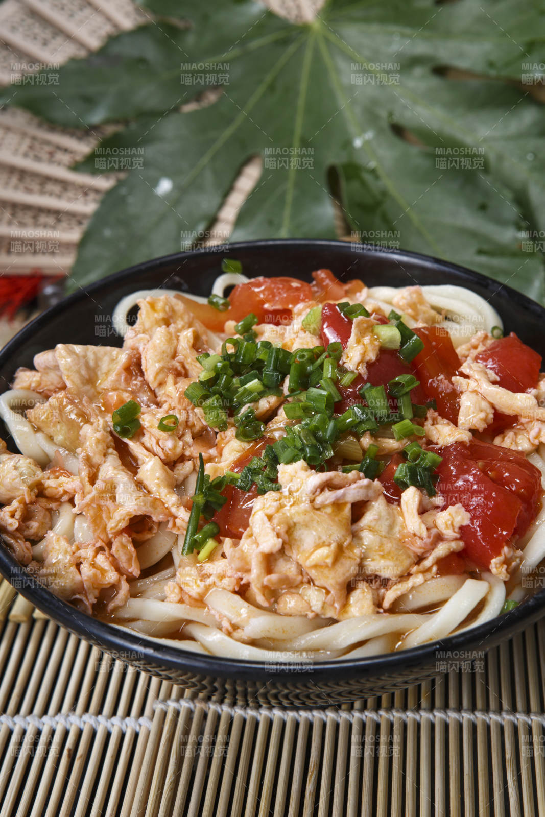 西红柿鸡蛋白面图片