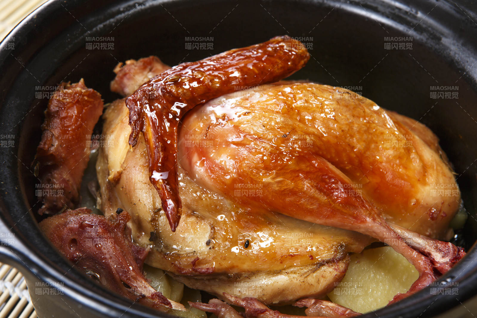 黑色砂锅装的煲仔鸡图片