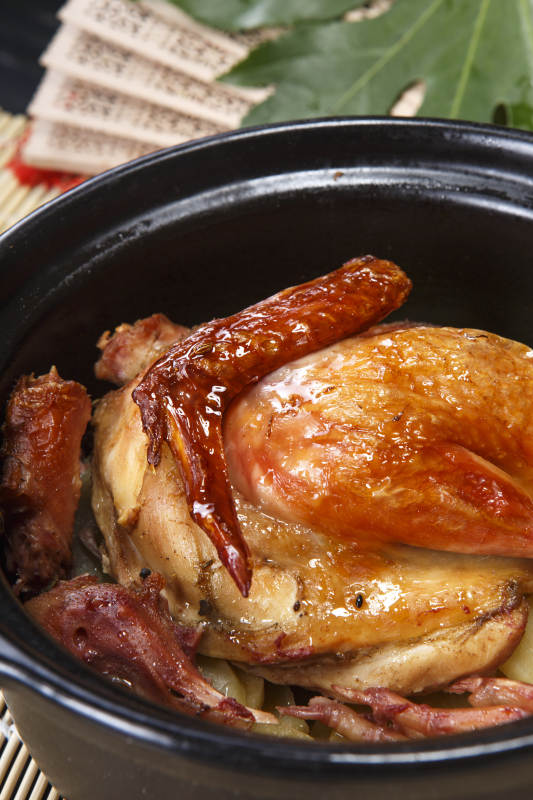 黑色砂锅装的煲仔鸡图片