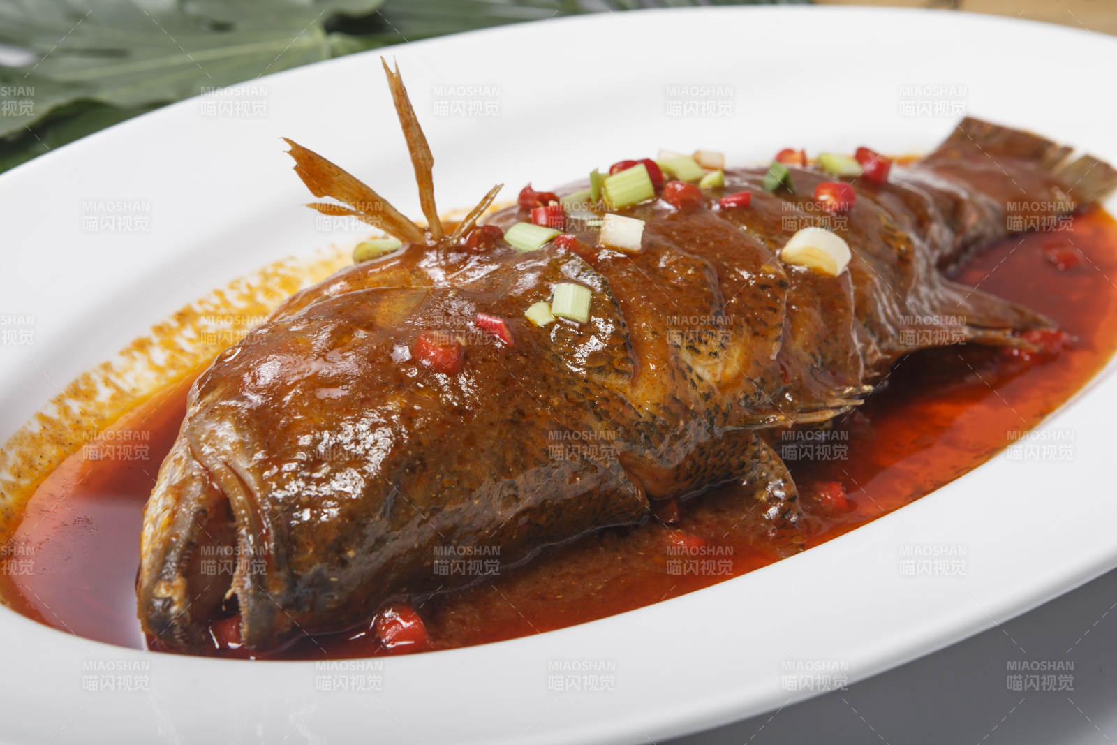 椭圆瓷盘装的红烧臭鳜鱼桂鱼图片