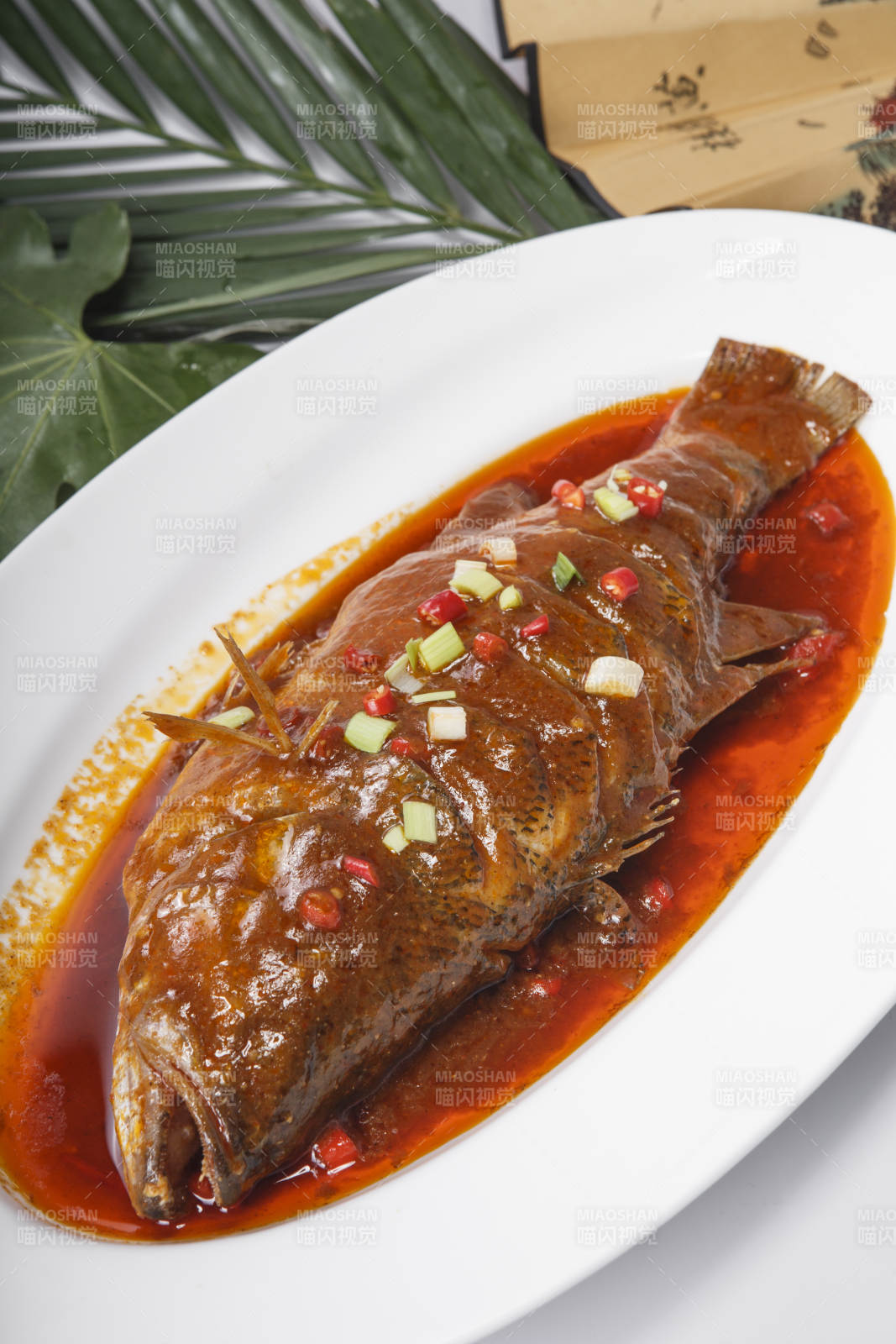 椭圆瓷盘装的红烧臭鳜鱼桂鱼图片