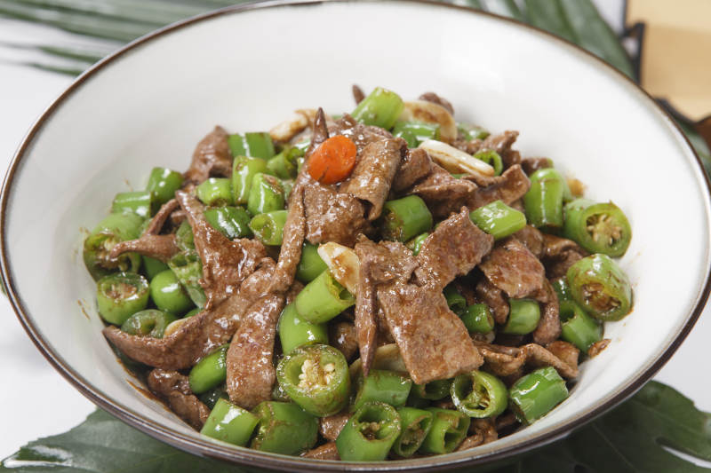 白色瓷盘装的杭椒猪肝图片