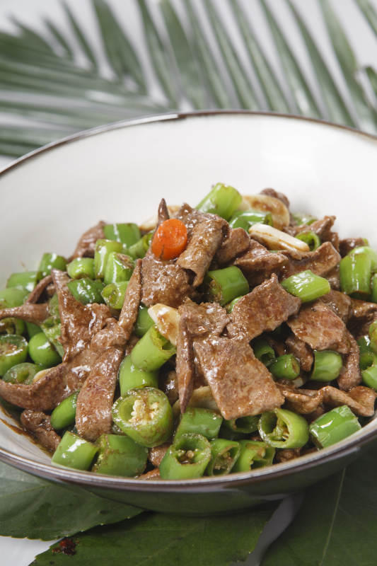 白色瓷盘装的杭椒猪肝图片