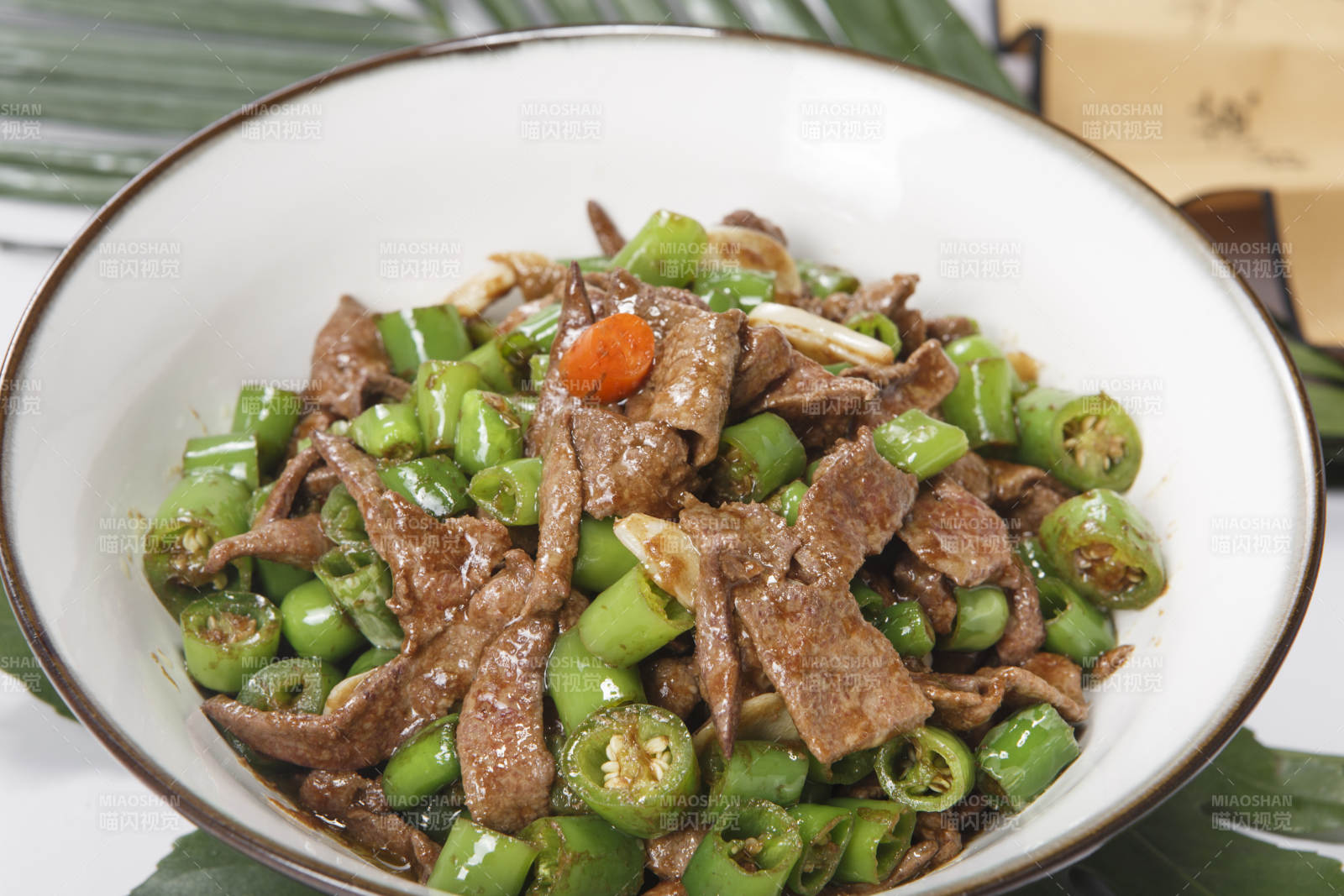 白色瓷盘装的杭椒猪肝图片