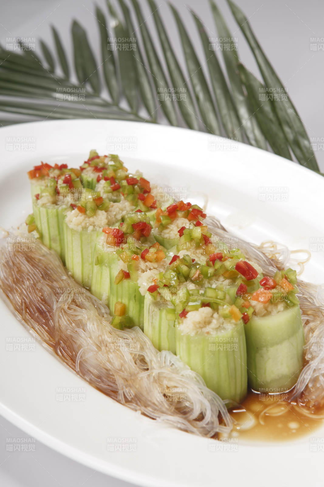 椭圆瓷盘装的粉丝丝瓜醸肉蓉图片